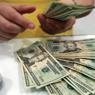 Dólar sigue a la baja, cierra en 18.44 pesos