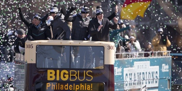Miles de personas aplauden a Eagles en su desfile de campeones