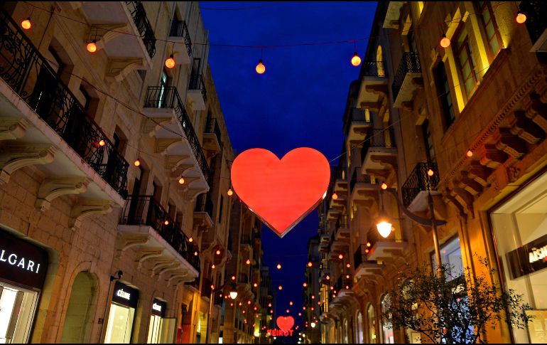 Una calle decorada con motivo de la celebración de San Valentín en el distrito comercial de Beirut, Líbano. EFE/ W. Hamzeh
