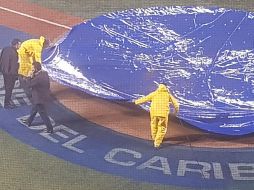 Poco antes de las 20:00 horas se realizó la evaluación del campo y se autorizó el inicio para 30 minutos después de la programación original. TWITTER / @medicentapatio