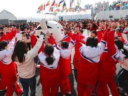 El tigre Suhorang,  mascota de los Juegos, bailó con la delegación de atletas de Corea del Norte en el evento de bienvenida. EFE