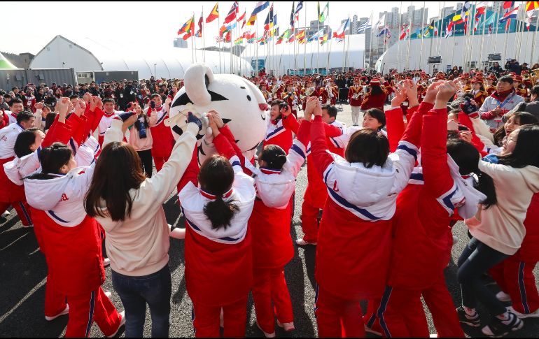 El tigre Suhorang,  mascota de los Juegos, bailó con la delegación de atletas de Corea del Norte en el evento de bienvenida. EFE