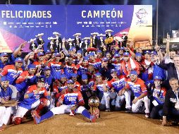 Jugadores de los Criollos de Caguas, representates de Puerto Rico, levantan el trofeo de monarcas de la Serie del Caribe Jalico 2018. AFP/U. Ruiz