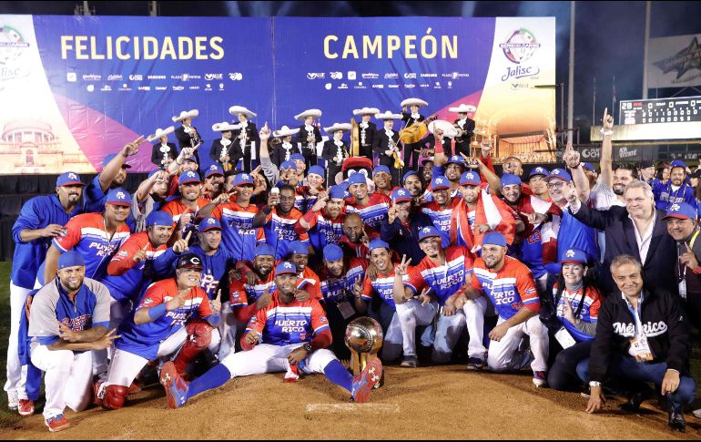 Jugadores de los Criollos de Caguas, representates de Puerto Rico, levantan el trofeo de monarcas de la Serie del Caribe Jalico 2018. AFP/U. Ruiz