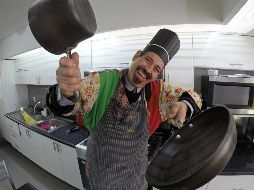 ‘Chef Bombom’. Para llamar la atención de los niños, Uvence Navarro se disfraza de una mezcla de chef y un payaso. EL INFORMADOR/A. Camacho