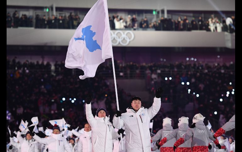 La delegación unificada desfiló bajo la bandera con la península coreana en azul sobre un fondo blanco y liderados por la jugadora norcoreana de hockey hielo Hwang Chung-gum y el piloto surcoreano de bóbsled Won Yun-jong, .