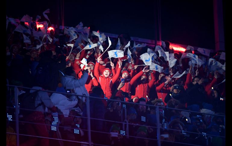 Porristas norcoreanas ondean banderas en el estadio de Pyeongchang. La aparición de los dos países, partidos desde 1945 y técnicamente aún en guerra, fue el epicentro de la inauguración y desató una ovación de los espectadores.