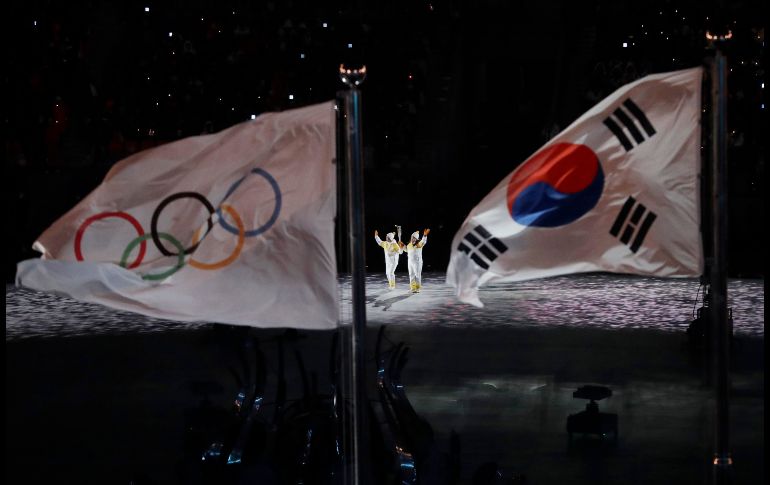 Deportistas de Corea del Norte y Corea del Sur portan la antorcha en la inauguración de los Juegos Olímpicos de Invierno 2018 en Pyeongchang, ciudad sudcoreana.
