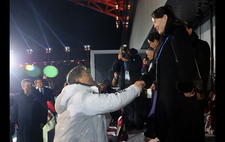 La atención también se centró en el palco de autoridades. El presidente de Corea del Sur Moon Jae saluda a Kim Yo-jong, hermana del líder norcoreano Kim Jong-un, que ha sido el primer miembro de la dinastía Kim en viajar al país vecino.