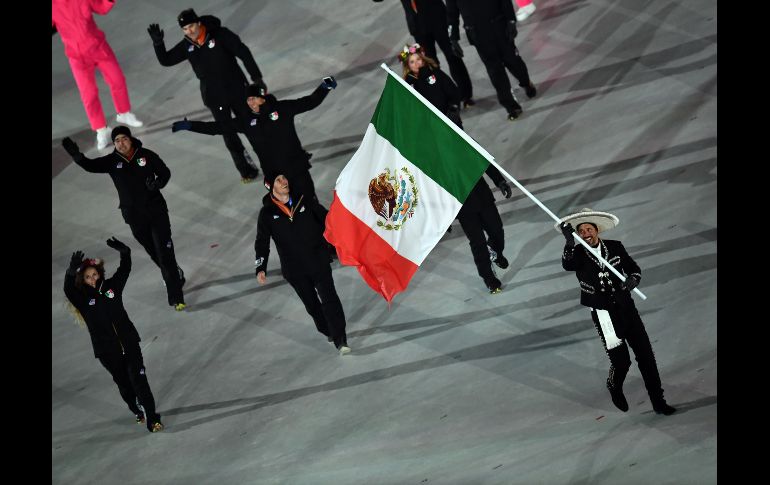 El esquiador Germán Madrazo encabezó a la delegación mexicana que desfiló en el estadio olímpico. Participaron también los esquiadores Robert Franco, Rodolfo Dickson y Sarah Schleper.