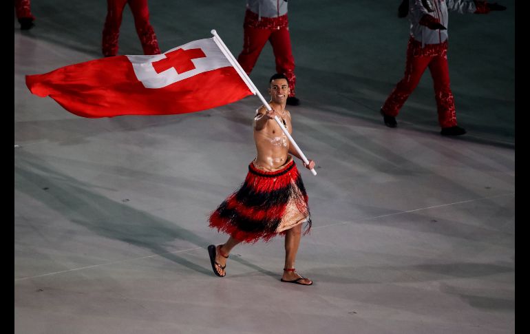 El abanderado de la delegación de Tonga, Pita Taufatofua, desfiló semidesnudo, a pesar de la gélida temperatura a la que se encontraba el estadio olímpico.