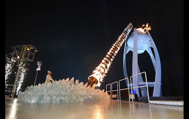 La patinadora sudcoreana Kim Yu-na, venerada como un tesoro nacional, al encendió el pebetero olímpico.