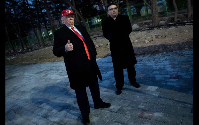 Los dobles de Donald Trump y Kim Jon-Un antes de entrar al estadio en Pyeongchang, Corea del Sur. AFP/B. Smialowski