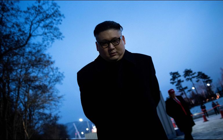 El hombre llevaba el peinado y lentes como el líder norcoreano. AFP/B. Smialowski