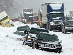 De acuerdo con la Policía Estatal, alrededor de 50 vehículos están intervenidos en el percance. AP / M. Bugnaski