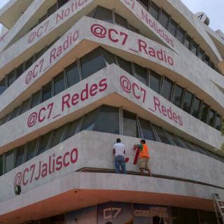 Retiran letreros de edificio de C7 tras críticas