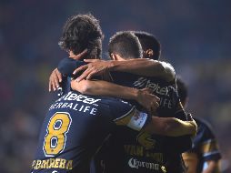 Jugadores de Pumas celebran su triunfo ante Morelia. MEXSPORT/I. Ortiz