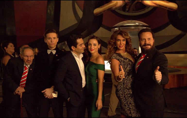 Omar Chaparro, al centro con el resto del cast de “La boda de Valentina”. ESPECIAL/Televisa