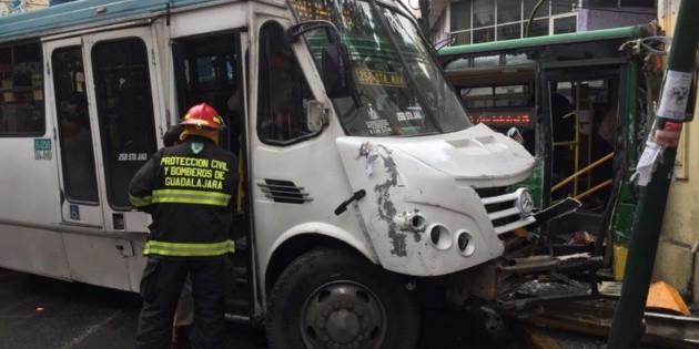 Quedan 37 lesionados por choque de transporte p&uacute;blico