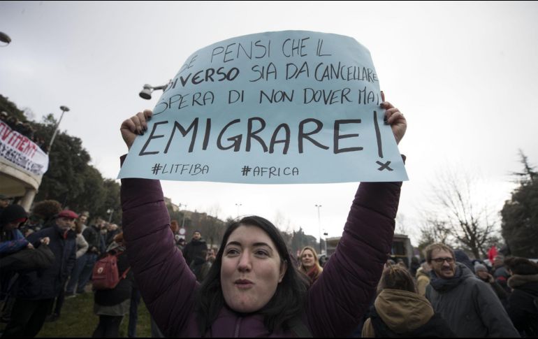 ''Si hay desempleados es culpa del gobierno, no de los migrantes'', gritaban los manifestantes. EFE / M. Percossi