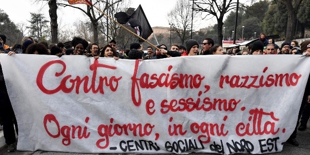 Miles de personas protestan contra el fascismo en Italia