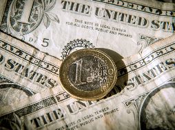 A su vez, la moneda mexicana perdió por un retroceso importante de los precios del petróleo. AFP / ARCHIVO