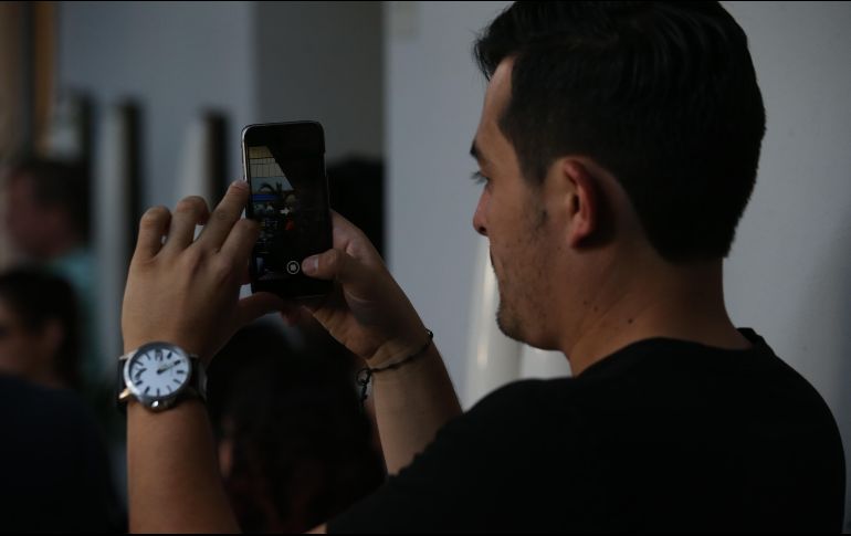 Tomar fotografías es una de las actividades que los mexicanos más realizan con sus teléfonos celulares. EL INFORMADOR / ARCHIVO