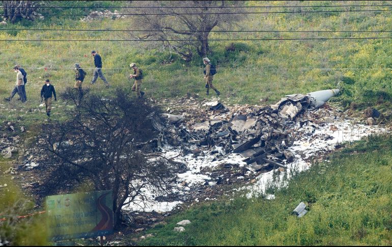 Según el ejército israelí, sus aviones enfrentaron un intenso fuego antiaéreo desde Siria que obligó a dos pilotos a abandonar un avión de combate F-16, que se estrelló en el norte de Israel.  EFE / A. Gosh