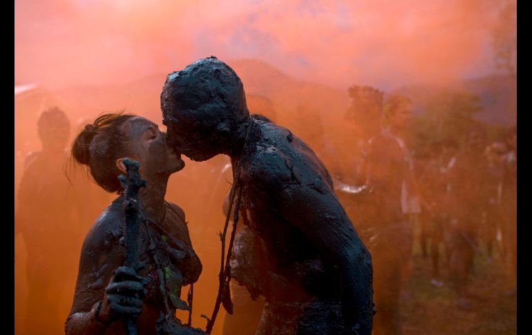 Una pareja de enamorados se besa durante el carnaval 