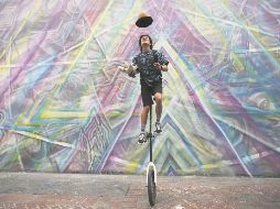 “A la hora de pasar a los carros para que te apoyen con una moneda te da un poco de pena porque al final de cuentas estás pidiendo dinero pero es a cambio de un espectáculo”. EL INFORMADOR/ F. Atilano