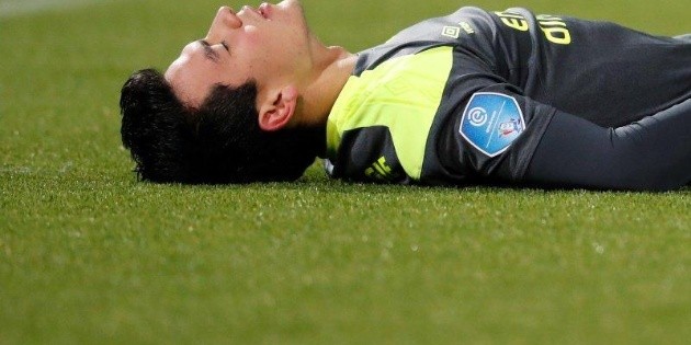 "Chucky" Lozano sale lesionado del partido de la PSV