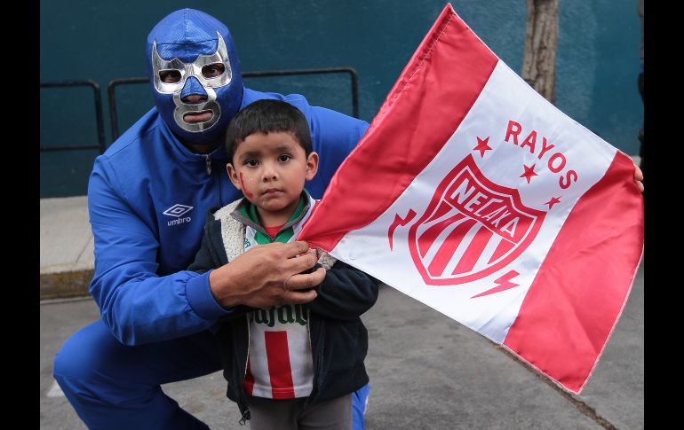 Una bonita estampa de padre e hijo en el partido Cruz Azul vs Necaxa. NOTIMEX / I. Hernández