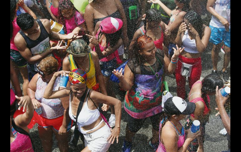 Las fiestas del rey Momo generan en Panamá jugosos beneficios, ya que movilizan a casi un millón de panameños e inmigrantes y atraen cada año a cerca de 40 mil turistas extranjeros. EFE