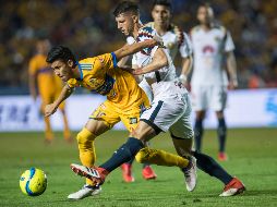 Acción del partido entre Tigres y América este sábado. MEXSPORT/J. Martínez