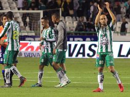 El jugador Landon Donovan saluda a la multitud al final del partido, disputado en el estadio Nou Camp. AP