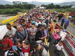 Por montones. Desde la semana pasada se registran largas filas en la frontera venezolana con Colombia. AFP/G. Castellanos
