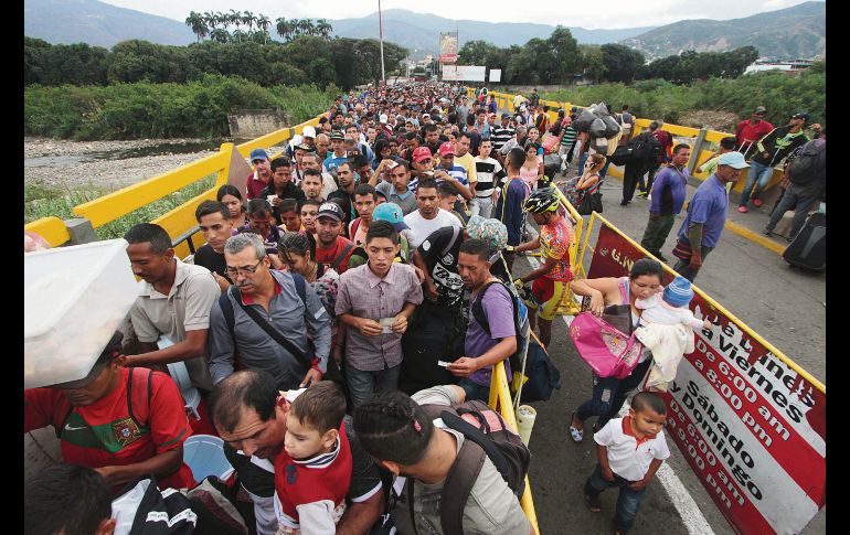 Por montones. Desde la semana pasada se registran largas filas en la frontera venezolana con Colombia. AFP/G. Castellanos
