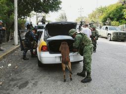 Retenes. Uniformados en labores de revisión en el puerto. NTX