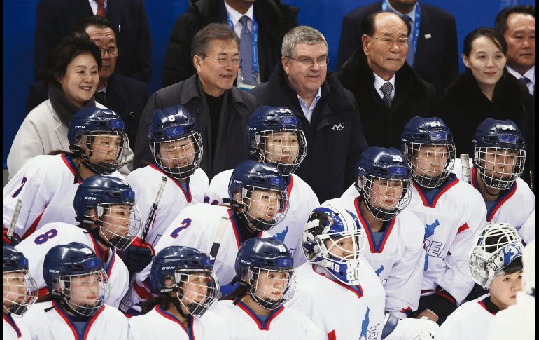 Después de su derrota 8-0 ante Suiza, las jugadoras de hockey del equipo de Corea unificada acudieron con los jerarcas de sus países, que fueron testigos del juego. AP/J. C. Hong