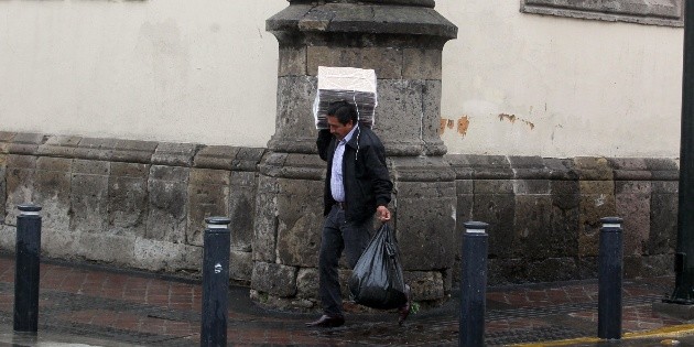 Prev&eacute;n cielo medio nublado y chubascos en Jalisco