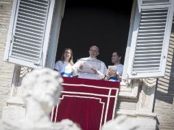 ''Los invitó a rezar por el don de la paz, tesoro precioso a perseguir con compasión, mirada de largo plazo y valentía'', apunta desde su balcón. EFE/M. Percossi