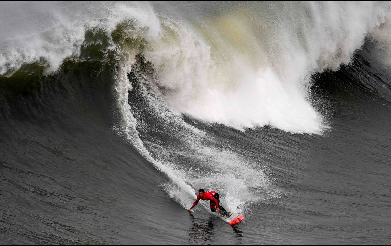 Kai Lenny, de Hawai, compite en la primera ronda del Nazare Challenge, de la Liga Mundial de Surf, en la ciudad portuguesa de Nazare. AFP/F. Leong