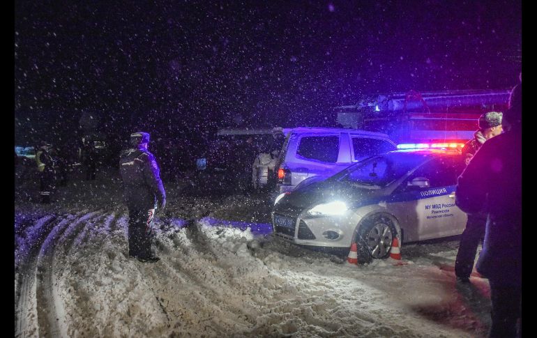 Policías bloquean un camino cerca del sitio donde se estrelló un avión, en las cercanías de Moscú. No se reportan sobrevivientes del avión de pasajeros que transportaba 71 personas. AFP/V. Maximov
