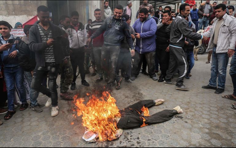 Palestinos queman una figura que representa al mandatario estadounidense Donald Trump afuera de las oficinas de la ONU en el campo de refugiados de Khan Yunis, en la Franja de Gaza, en protesta contra el recorte de la ayuda de EU. AFP/S. Khatib