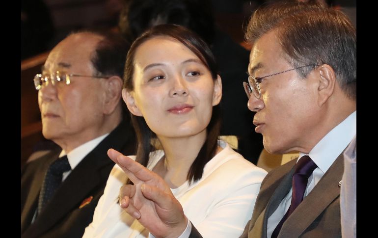Moon Jae-in, presidente de Corea del Sur, habla con Kim Yo-Jong, hermana del líder norcoreano Kim Jong-Un, durante una presentación de una orquesta en el teatro nacional de Seúl, en Corea del Sur. AP/Yonhap/J. Bee
