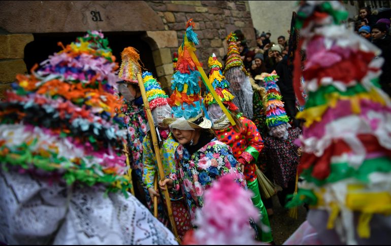 Habitantes de Lantz, al norte de España, participan en una celebración del carnaval, una antigua tradición en la cual representan la batalla entre las fuerzas del bien y del mal. AP/A. Barrientos