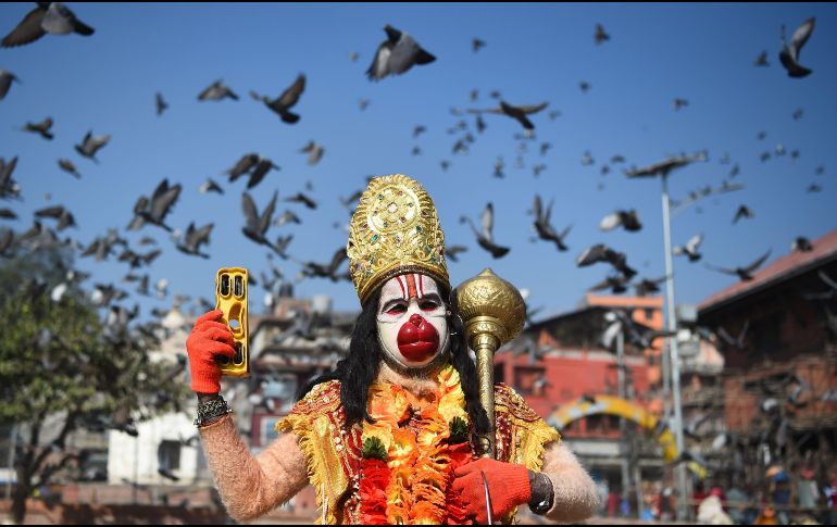Un asceta hindú vestido como el dios mono Hanuman se ve en un templo de Katmandú, Nepal, previo al festival 