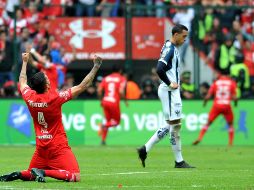 Jugadores de los Diablos Rojos celebran la primera anotación del partido que les daría la ventaja. AFP / V. Cruz