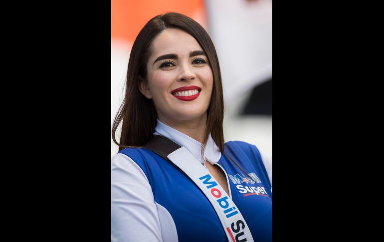 Cómo no sonreír con esta bella chica que se hizo presente en el partido de León contra Puebla. MEXSPORT / O. Martínez