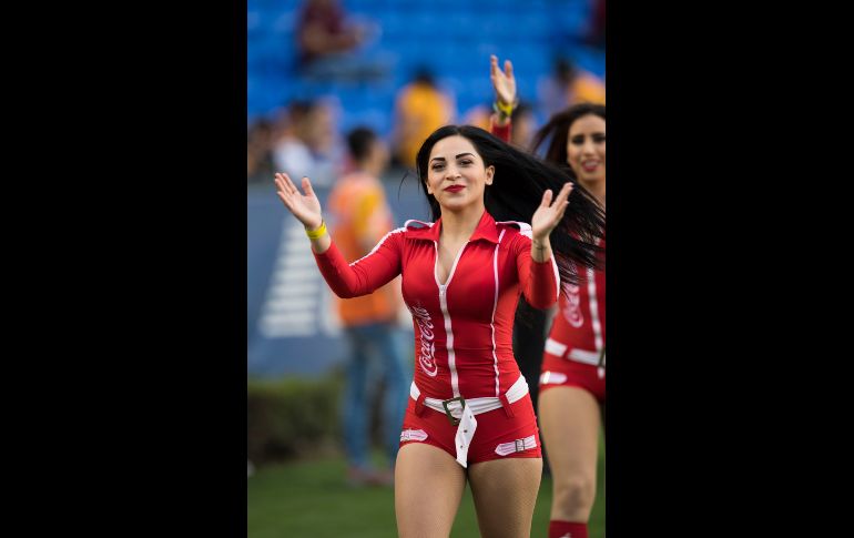 ¡Vengan esas palmas! Desde Monterrey, esta sexy animadora nos alegró el empate entre Tigres y América. MEXSPORT / J. Martínez